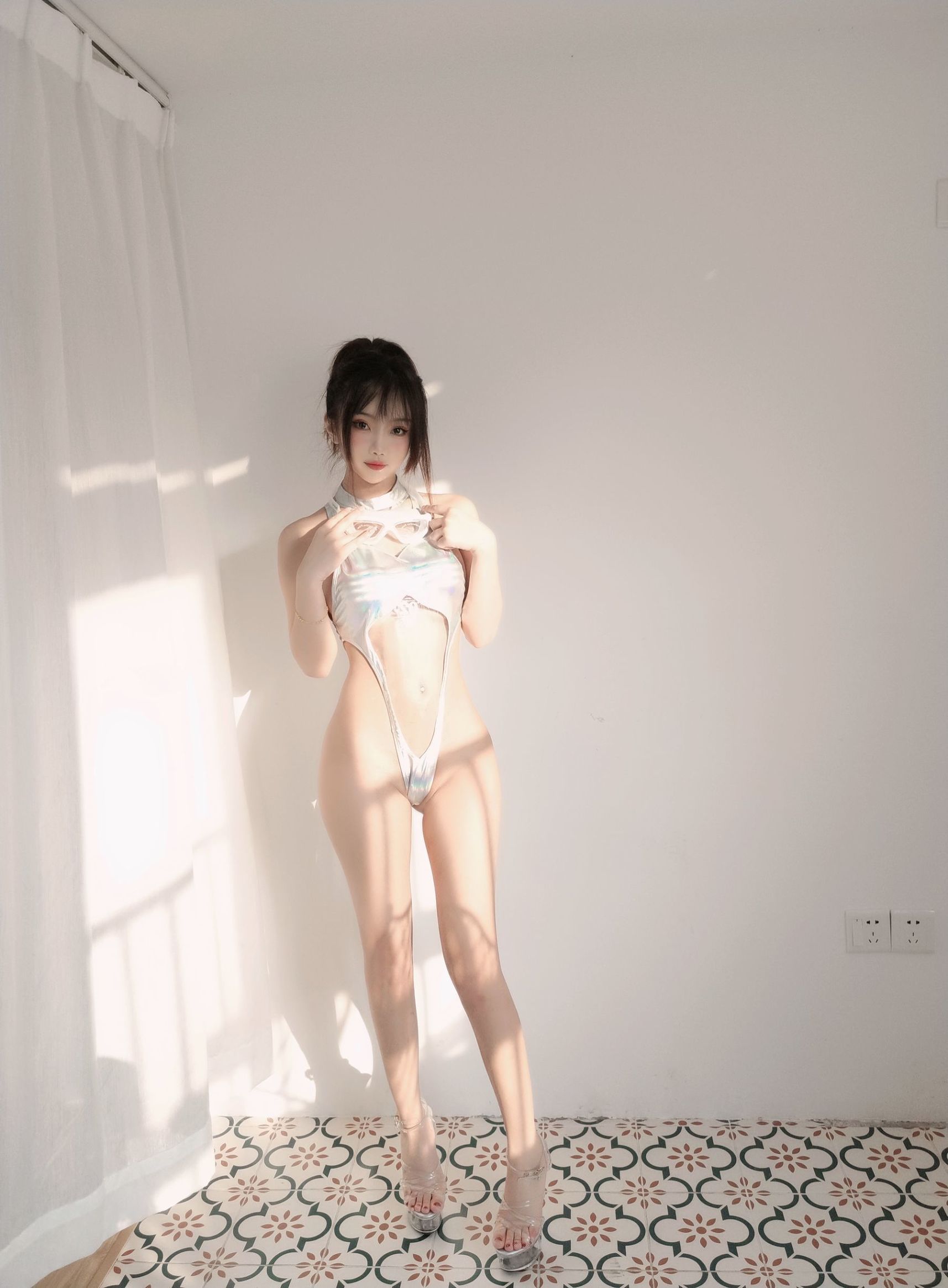 [网红COSER]白嫩美少女鬼畜瑶镭射竞泳插图1